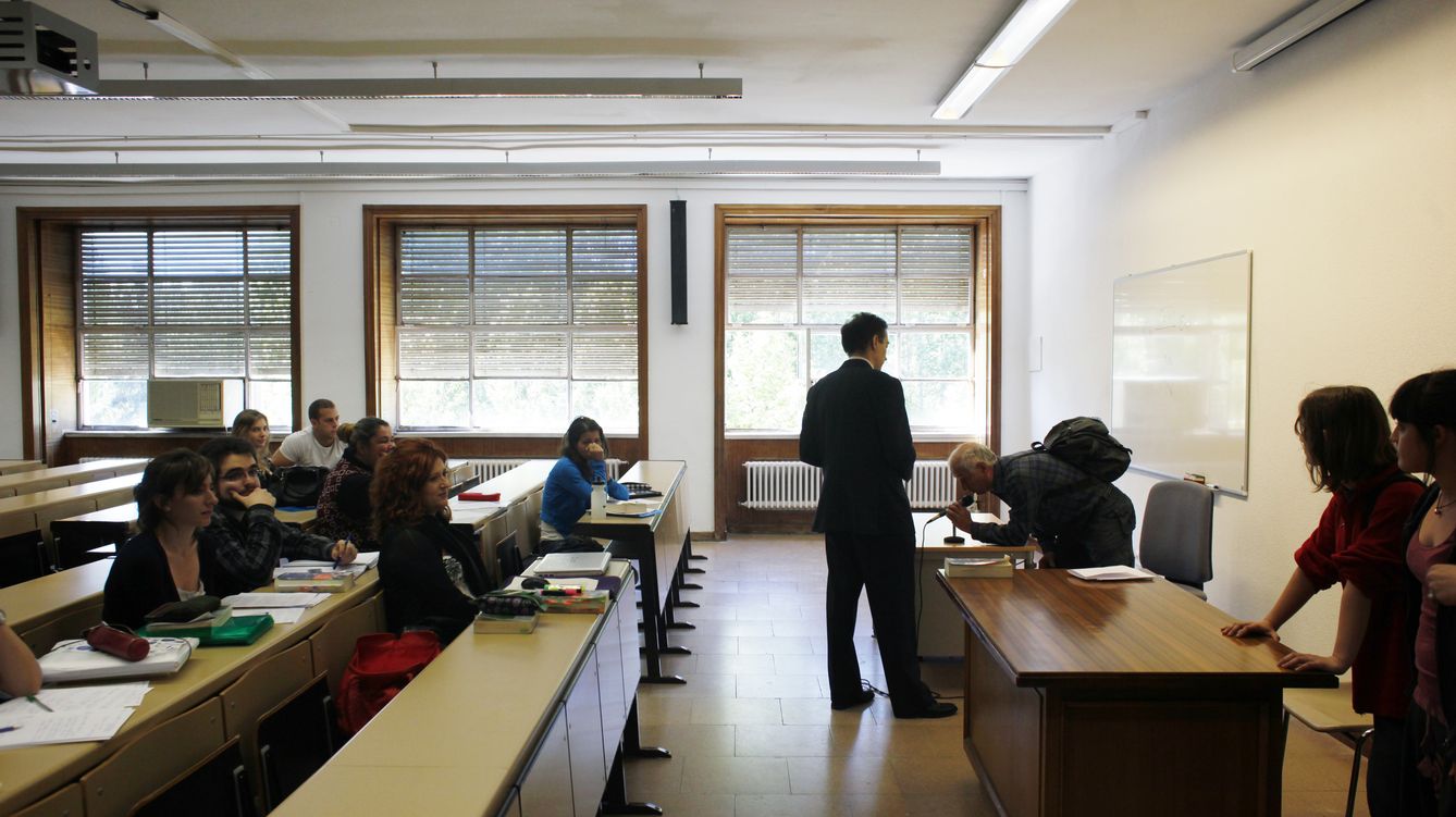Foto: Alumnos de la Universidad Complutense de Madrid durante una clase (Reuters)