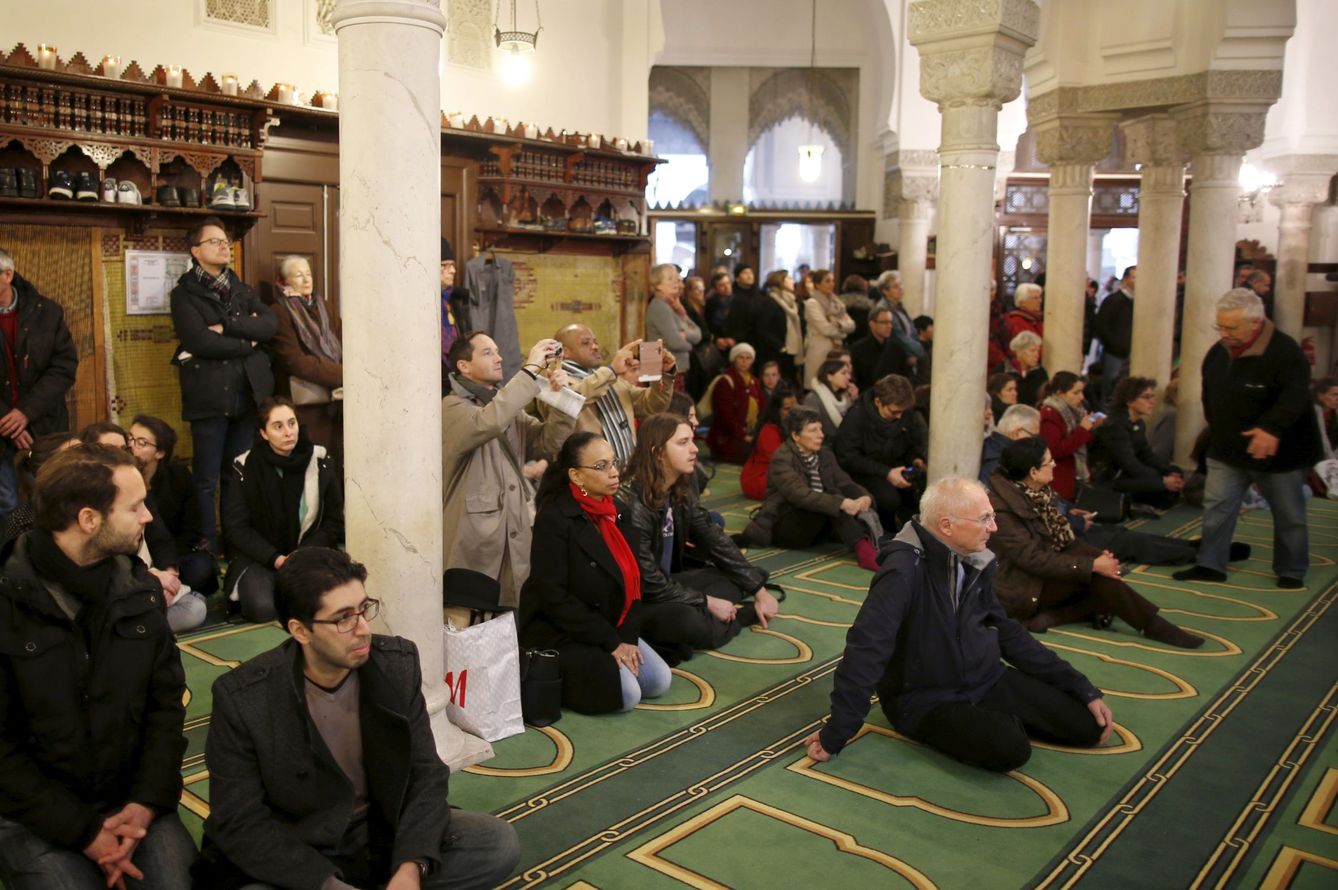 Visitantes observan la oración en la Gran Mezquita de París durante una jornada de puertas abiertas, el 10 de enero de 2016 (Reuters)