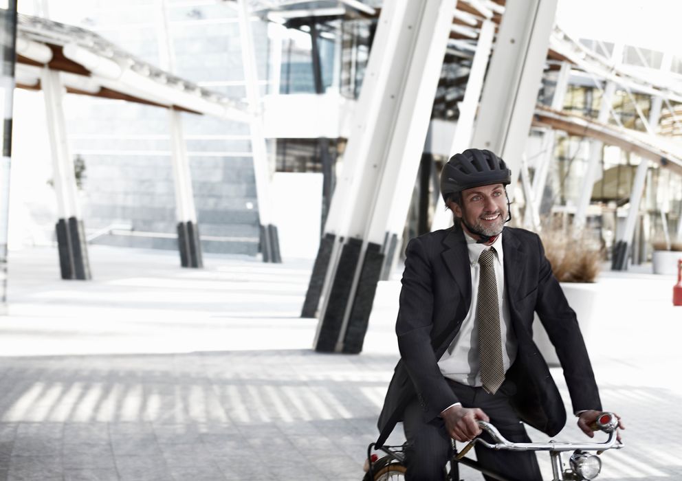 Foto: Cada vez es más habitual ver en las grandes ciudades a hombres de negocios desplazándose en bicicleta. (Corbis)