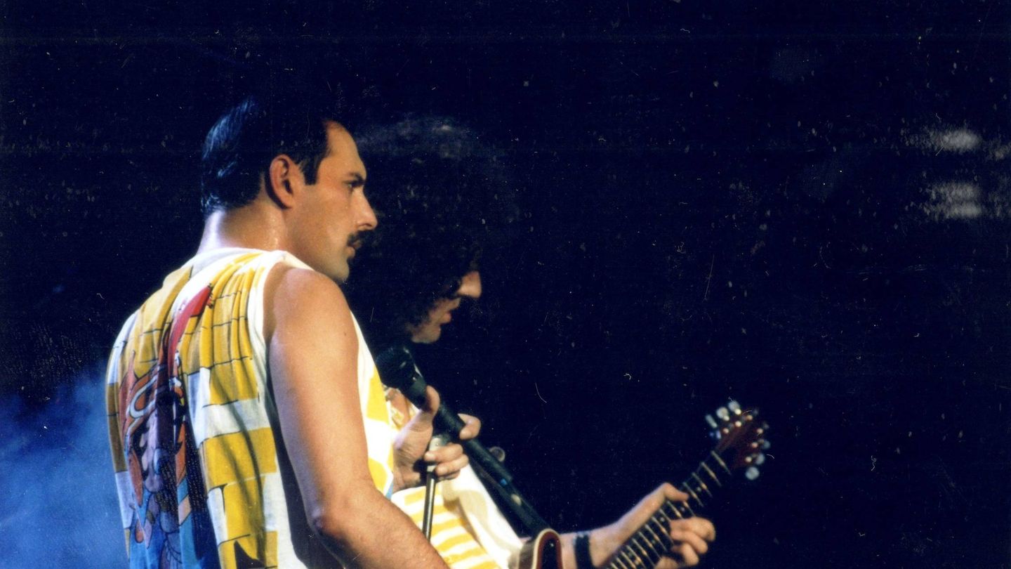 Freddie Mercury junto a Brian May en directo