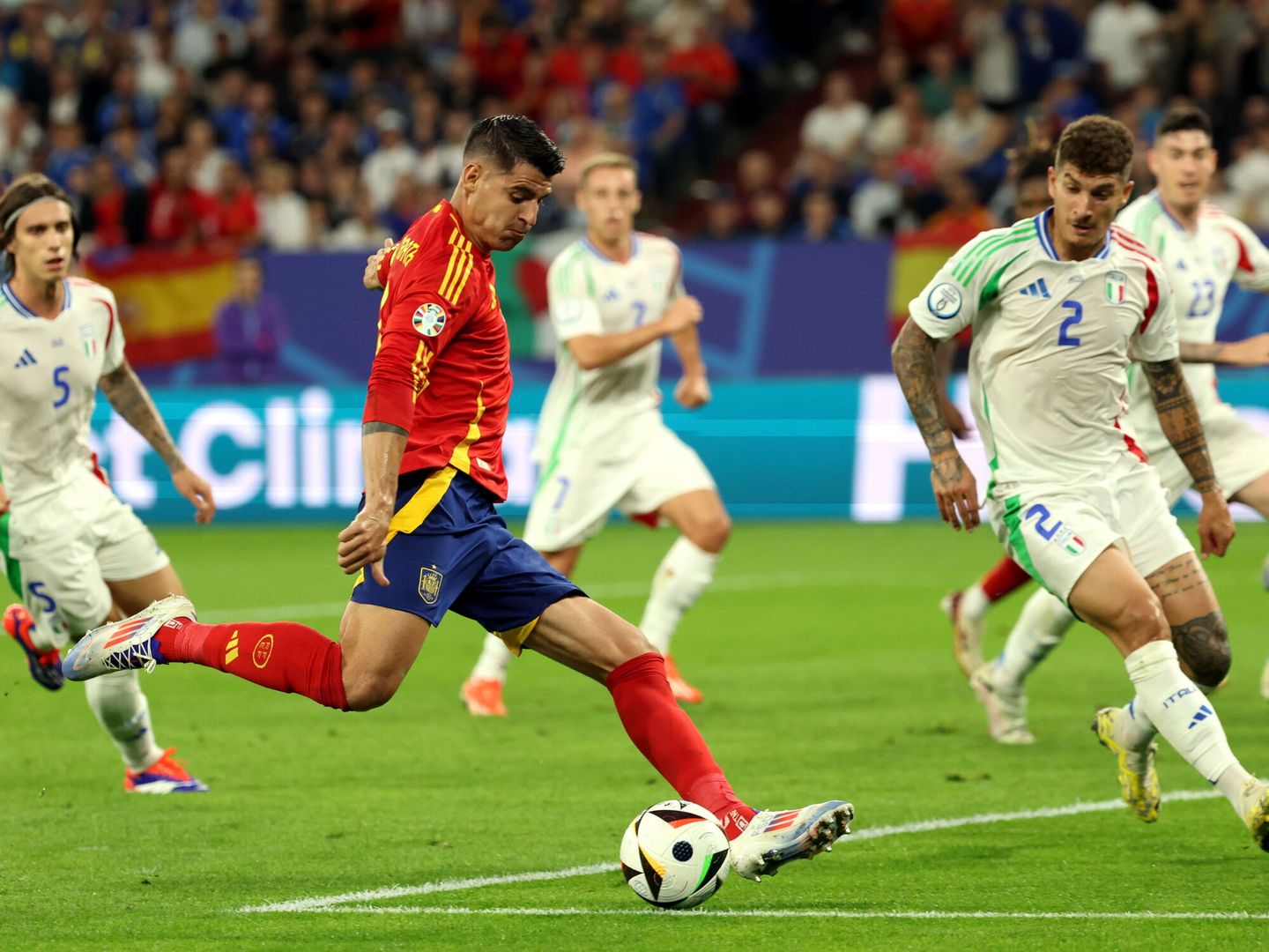Morata dispara en una acción de ataque de España. (EFE/Friedamann Vogel)