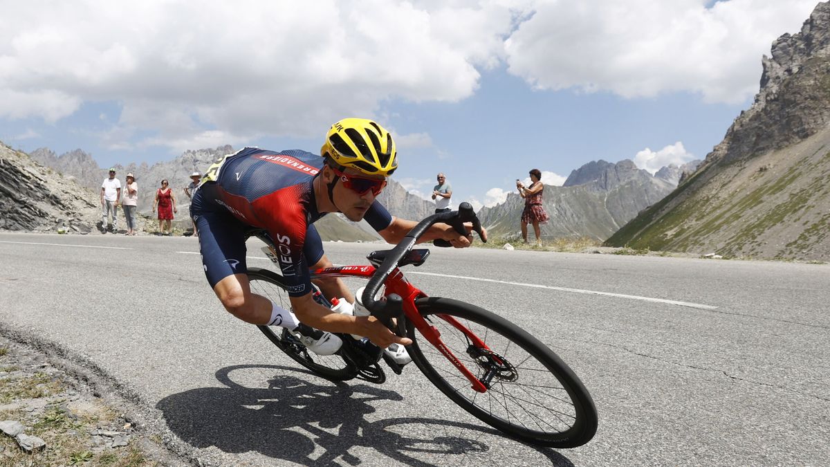 La locura de Tom Pidcock en pleno descenso para ganar en el Alpe d’Huez tumbando la bici