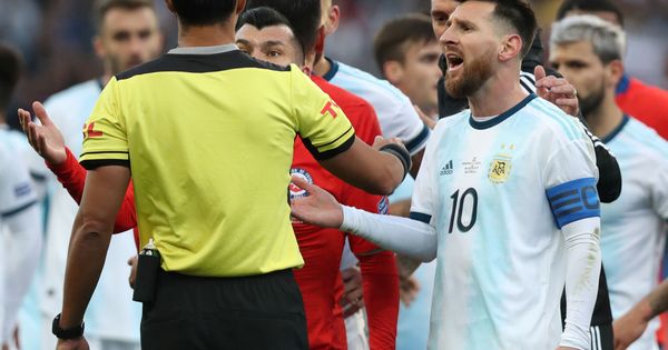 Foto: Messi discute con el árbitro por su expulsión en la bronca que tuvo con el chileno Gary Medel. (EFE)