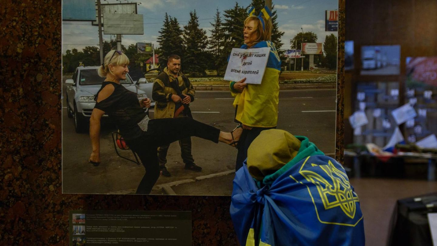 La bandera que pusieron los captores a Irina Dovgan descansa en el museo junto a una imagen que recuerda lo que vivió. (Fermín Torrano) 