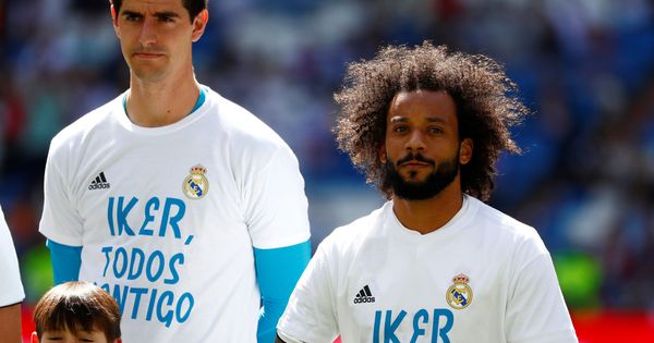 Foto: Courtois y Marcelo con la camiseta de apoyo a Casillas antes de empezar el partido contra el Villarreal. (Reuters)
