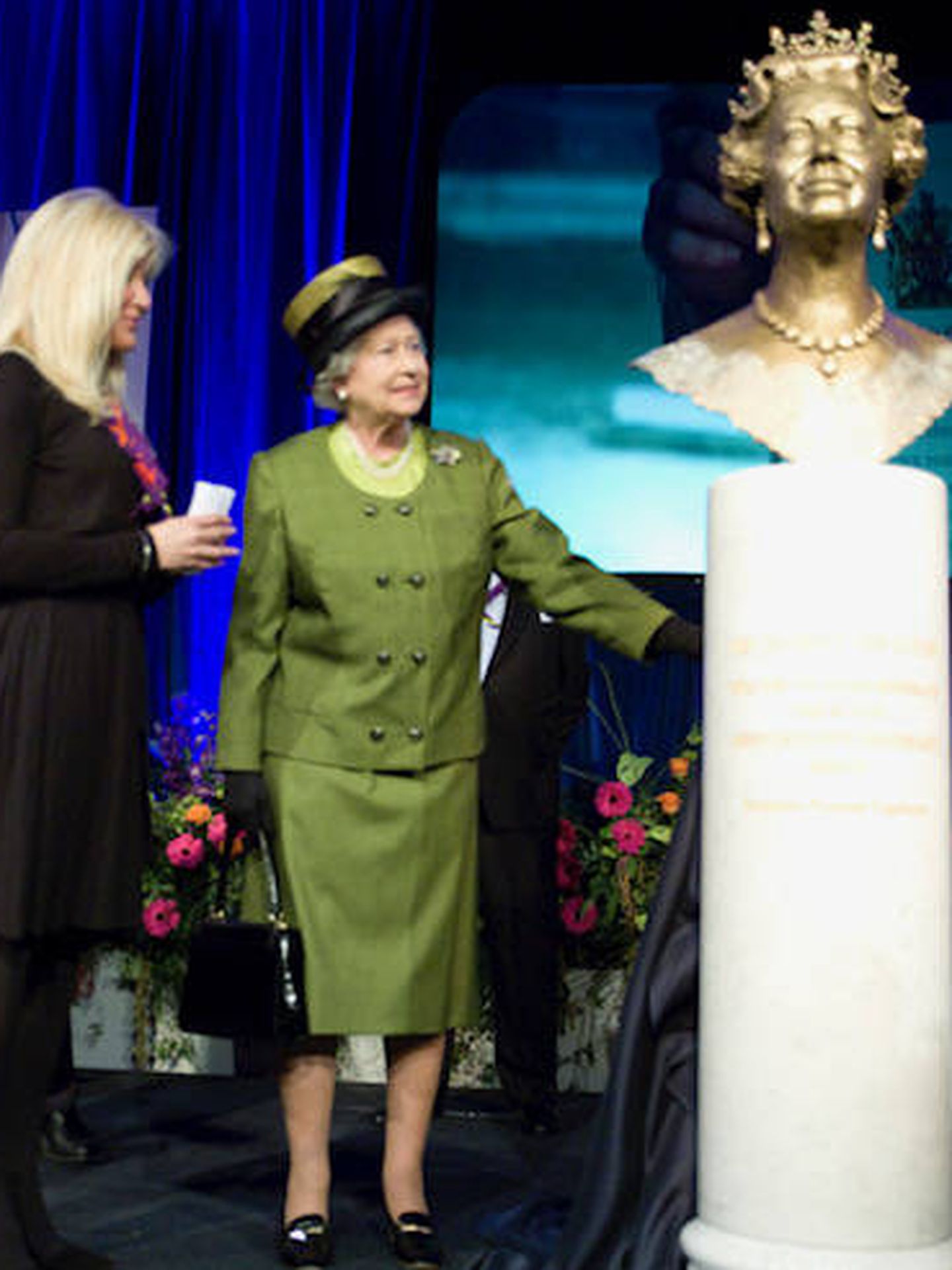 Frances Segelman, con Isabel II mostrándole la escultura de su busto. (Cortesía) 