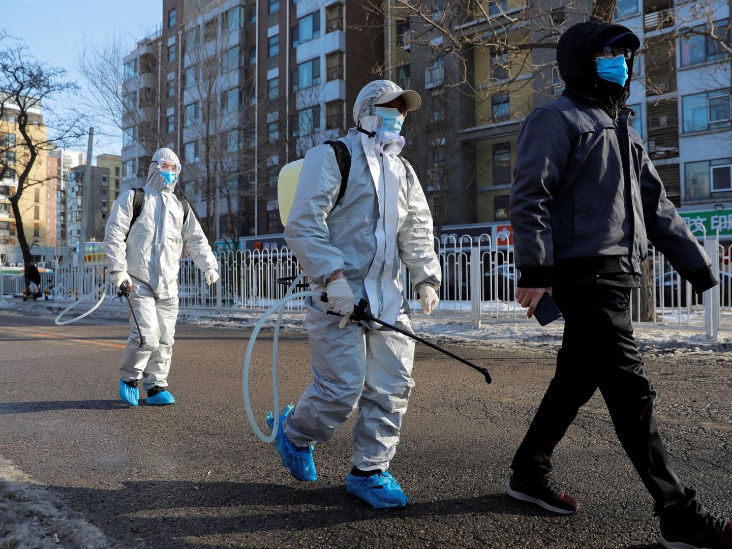 Operarios desinfectan las calles en China. (EFE)