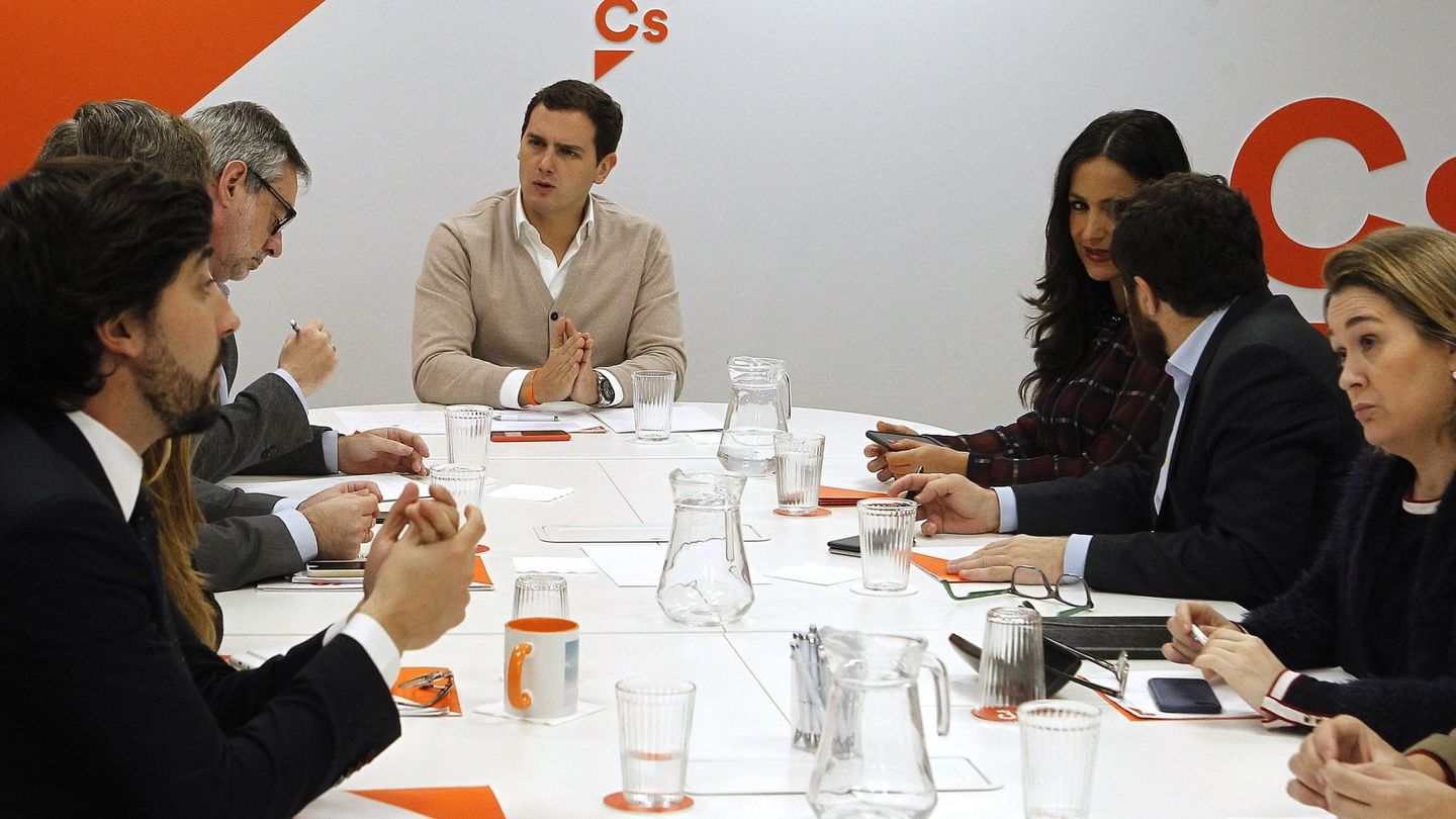 El líder de Ciudadanos, Albert Rivera (c), preside la reunión ejecutiva de la formación naranja. (EFE)
