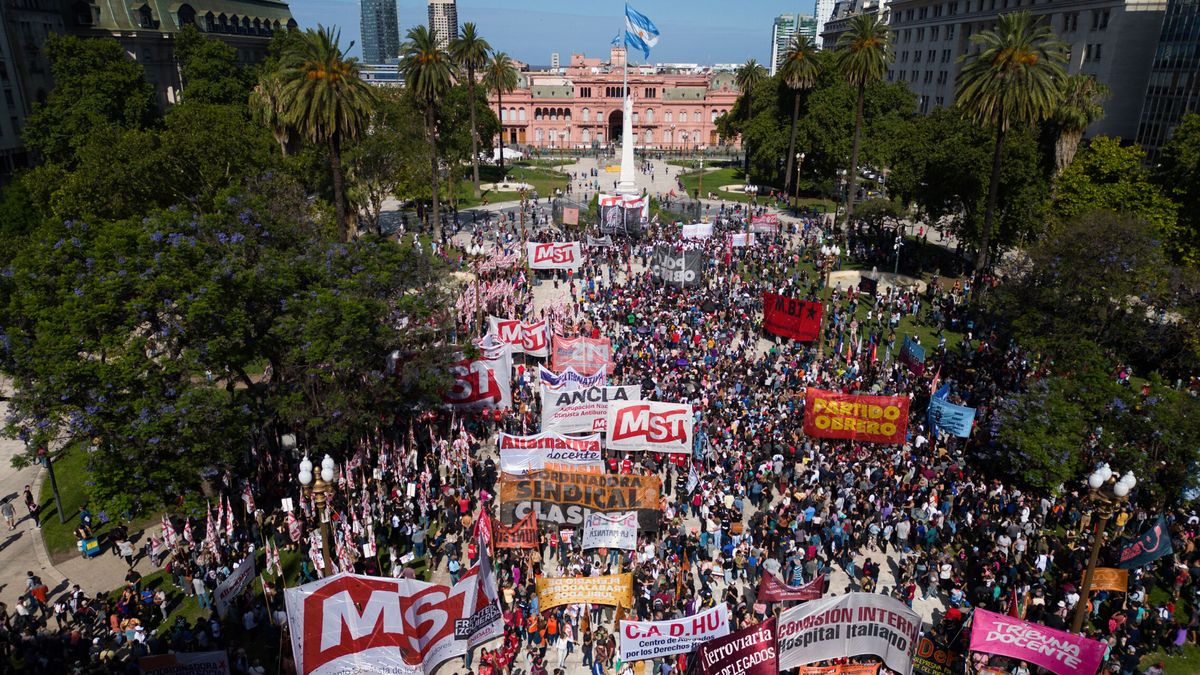 Miles de argentinos protestan en la Plaza de Mayo de Buenos Aires contra los recortes de Javier Milei
