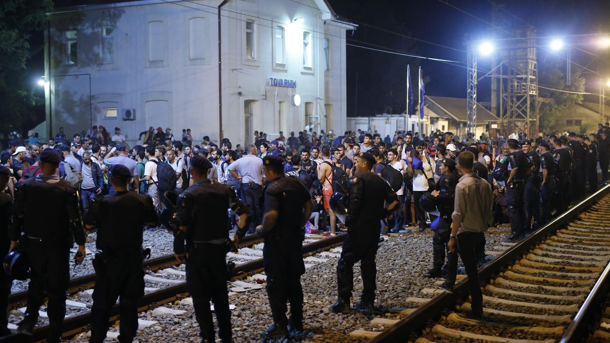 Hungría comienza a levantar la valla fronteriza con Croacia para frenar refugiados