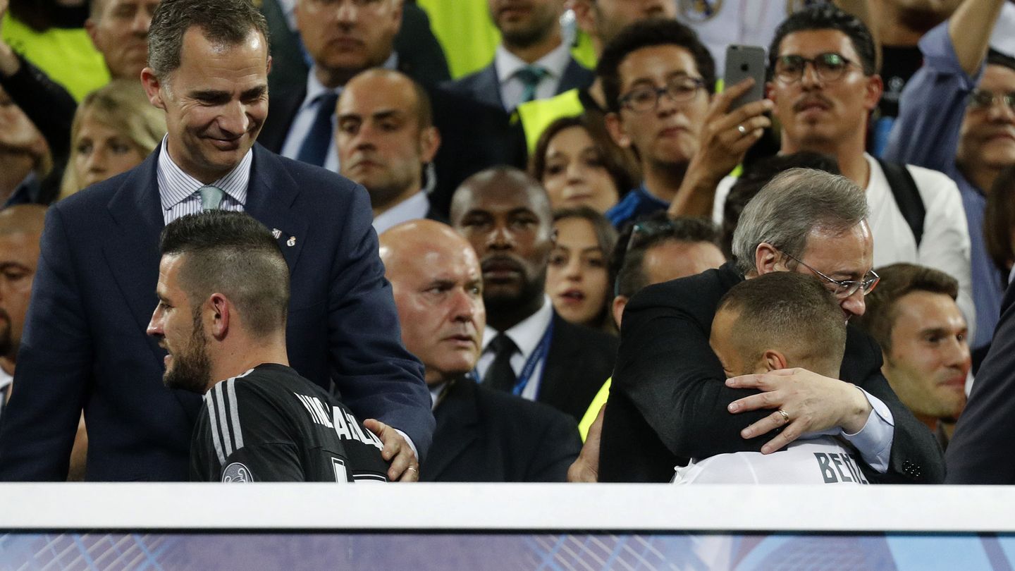 Florentino Pérez felicita a Benzema en presencia del rey Felipe tras ganar la Champions en Milán. (EFE)