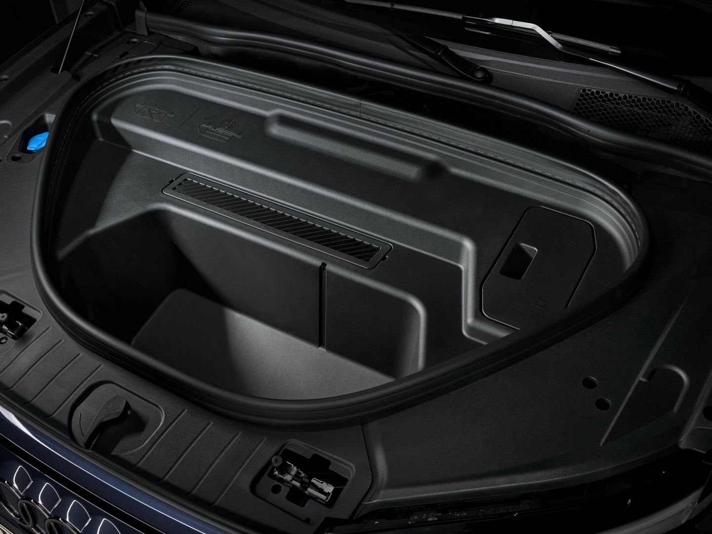 El maletero delantero tiene una capacidad de 64 litros, y caben un par de mochilas compactas.