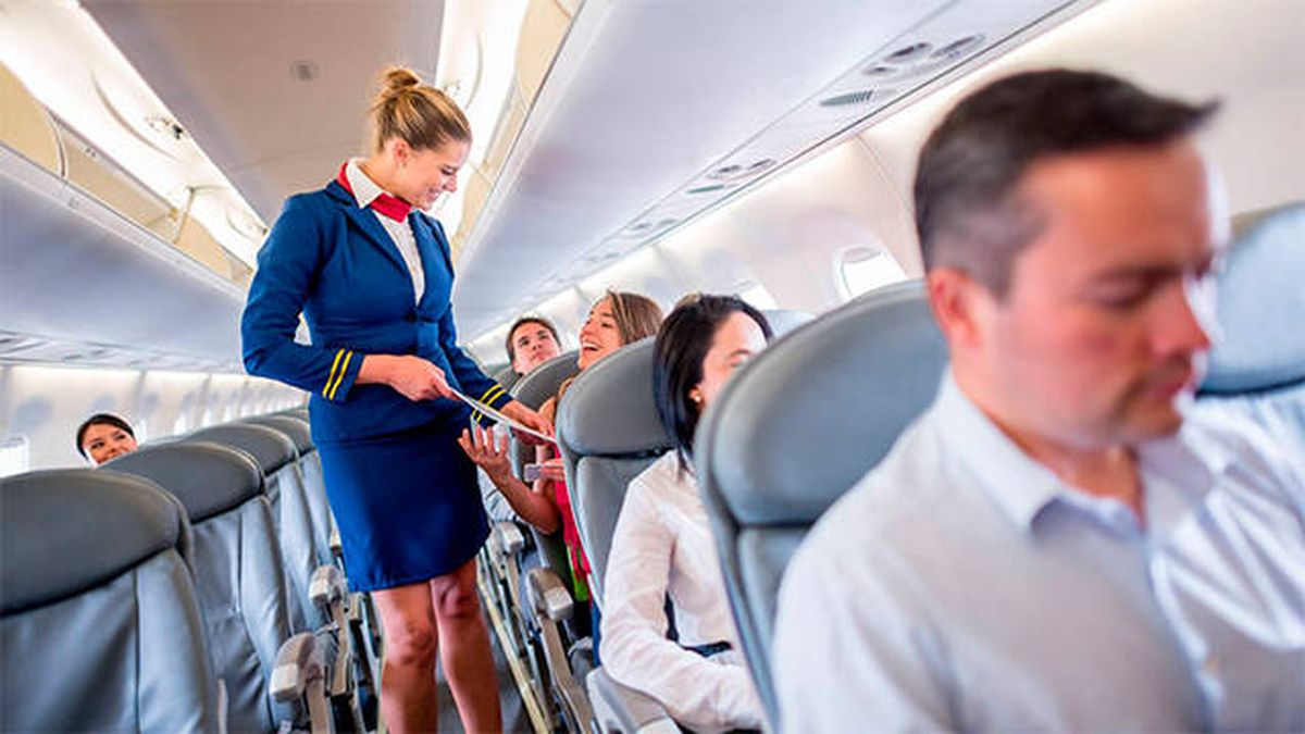 Un hombre se niega a ceder su asiento a una familia en un avión y Reddit aplaude el gesto 