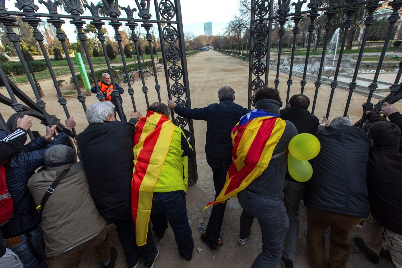 Un grupo de manifestantes ha logrado abrir la verja que rodea el Parlament en el parc de la Ciutadella. (EFE)