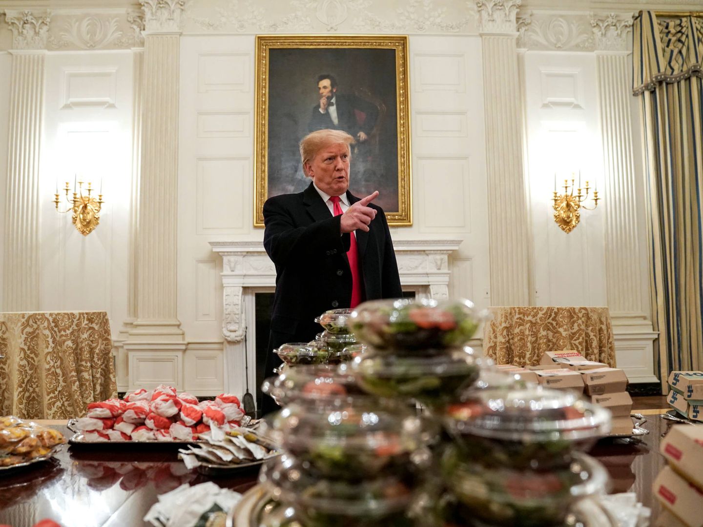 Donald Trump frente a comida rápida para el College Football Playoff National Champion Clemson Tigers durante el cierre parcial del Gobierno, en la Casa Blanca. (Reuters) 