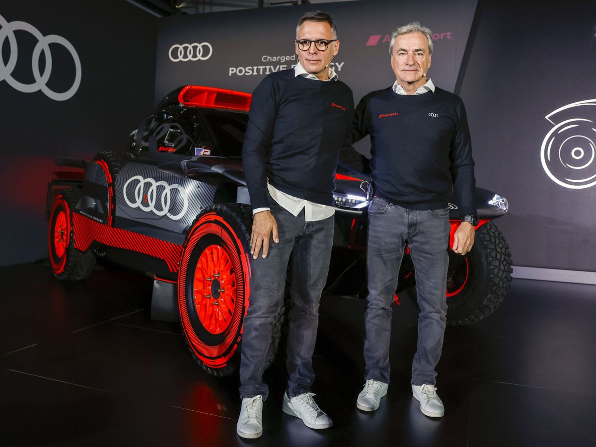 Foto: Carlos Sainz y Lucas Cruz, en la presentación del equipo Audi que participará en el Dakar 2024 (EFE/Juan Carlos Hidalgo).
