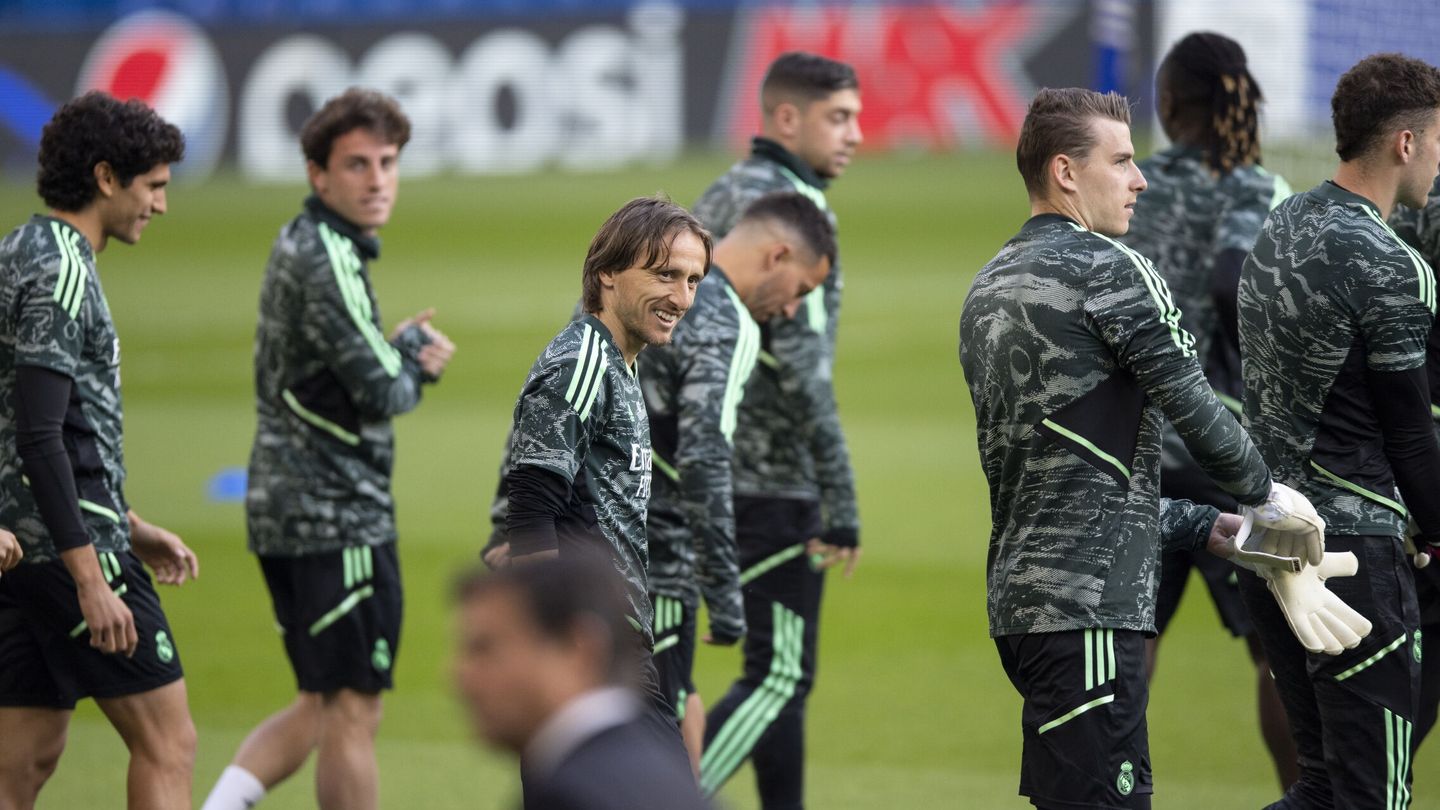 Los jugadores del Madrid, en el entrenamiento. (EFE/Peter Powell)