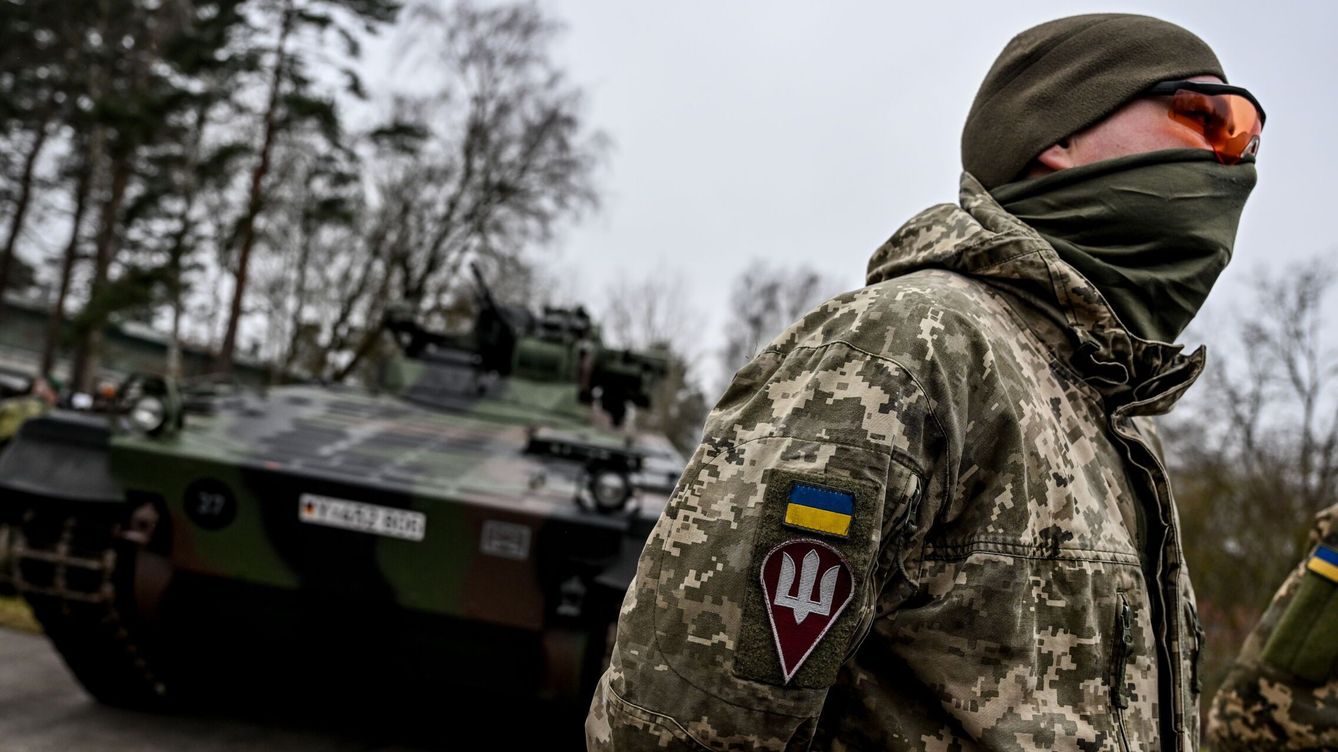 Foto: Un soldado del ejército ucraniano delante de un tanque alemán. (EFE/Filip Singer) 