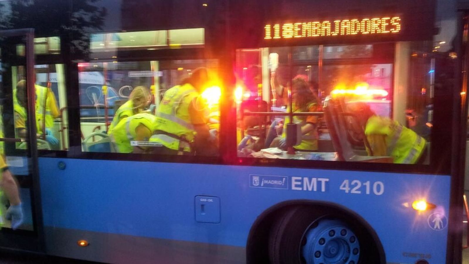 Foto: Un autobús de la EMT durante una emergencia.