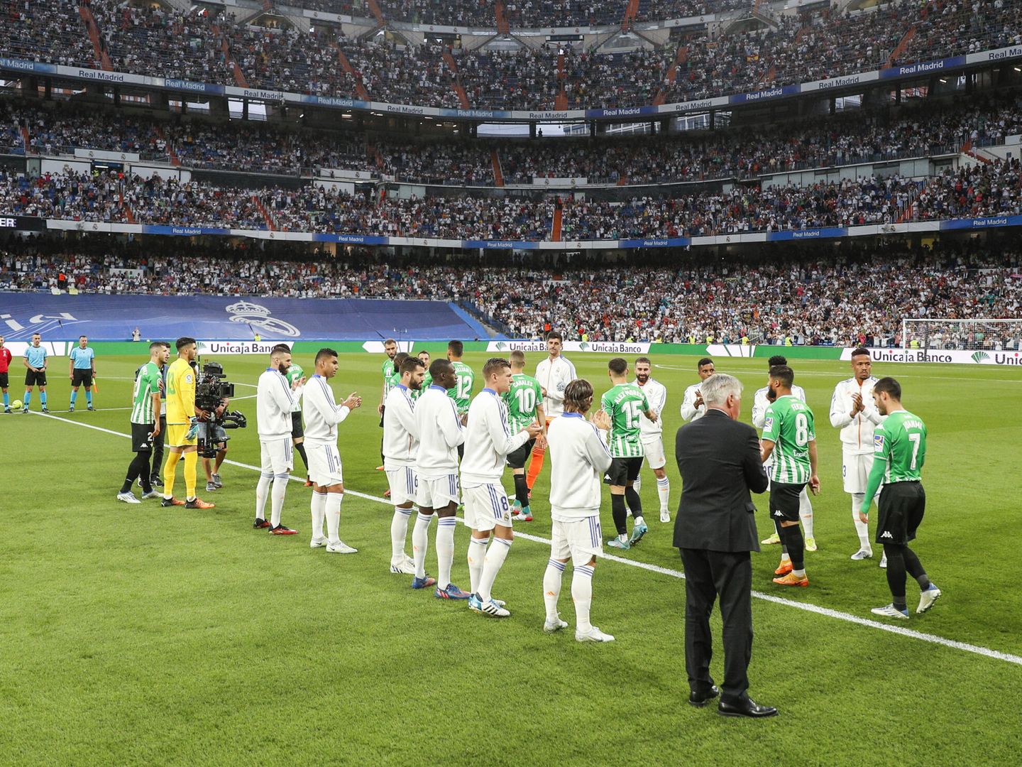 El Real Madrid le hace el pasillo al Betis. (EFE/Ballesteros)