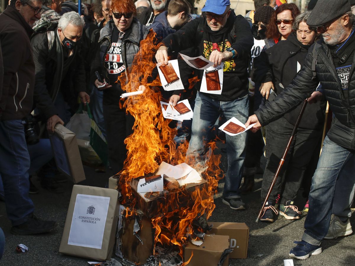 Foto: Miembros de los CDR queman banderas y ejemplares de la Constitución española durante la manifestación de la ANC en contra de la derogación del delito de sedición. (EFE/Marta Pérez)