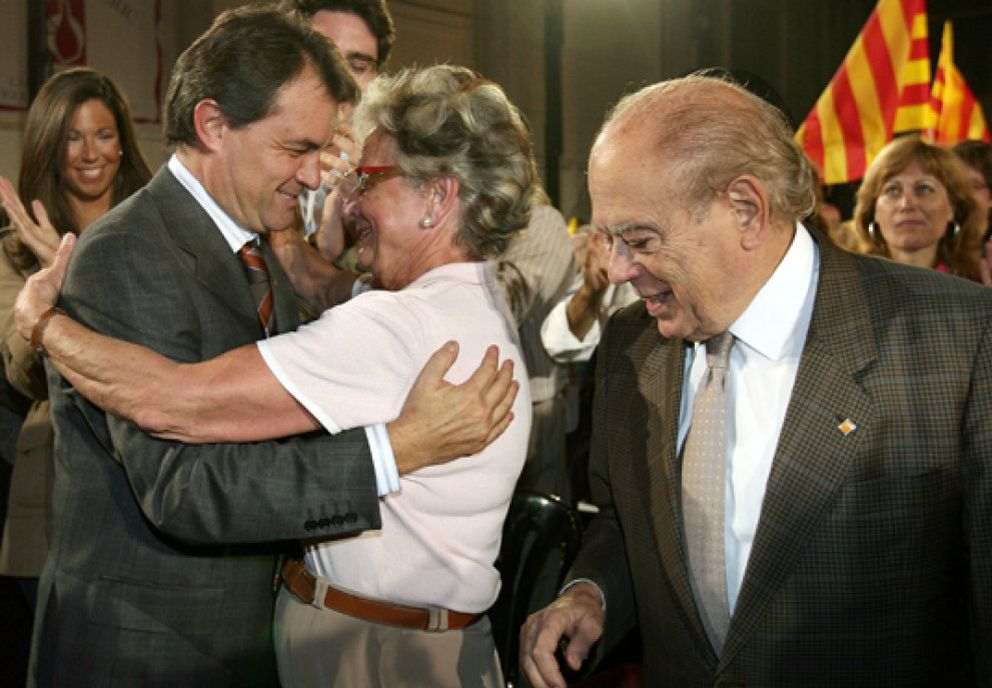Foto: Mas firma ante notario su "contrato con los catalanes" para no pactar con el PP