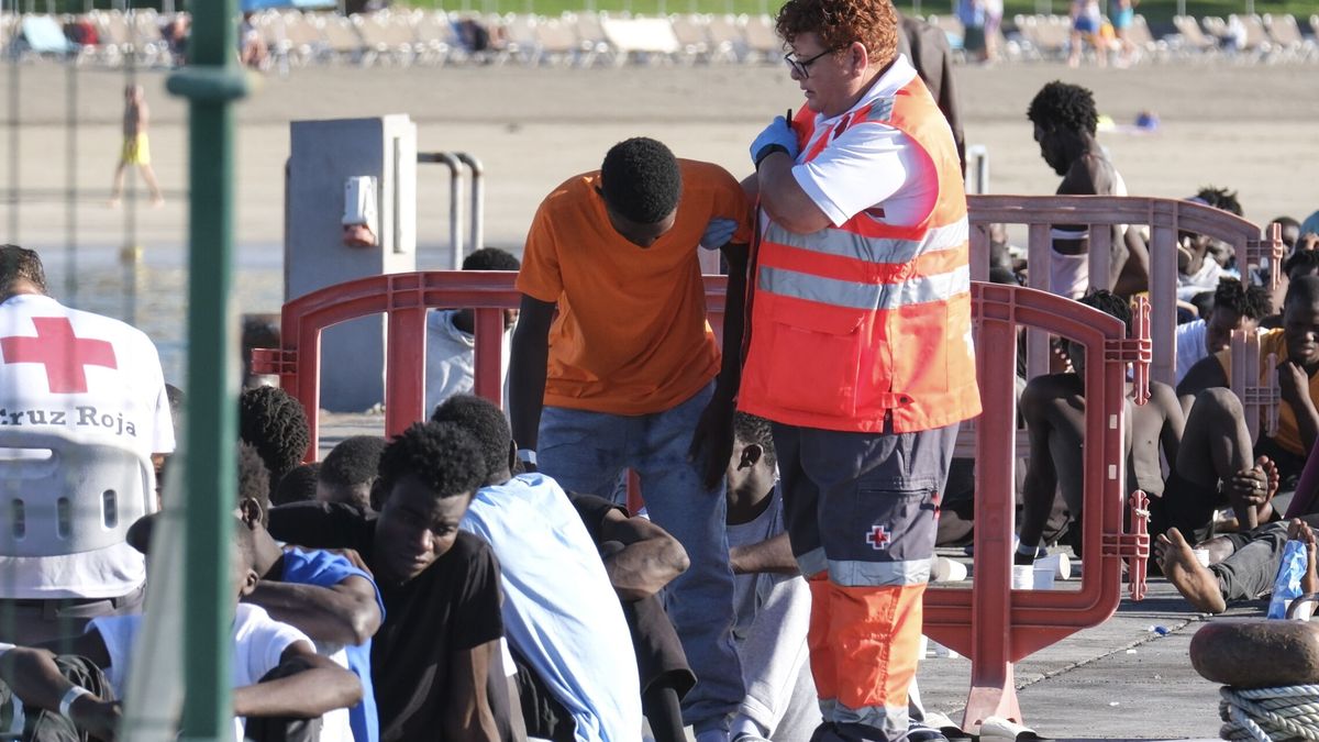 Interceptan un tercer cayuco con 163 migrantes en aguas de El Hierro