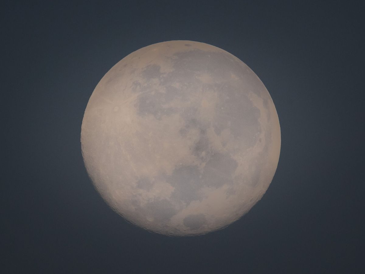 Foto: Esta imagen de la Luna revela una historia realmente intensa (EFE/Miguel Gutiérrez)