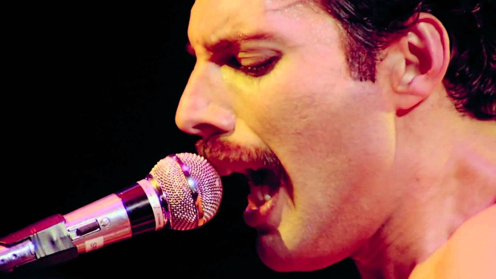 Foto: Freddie Mercury, cantando en directo