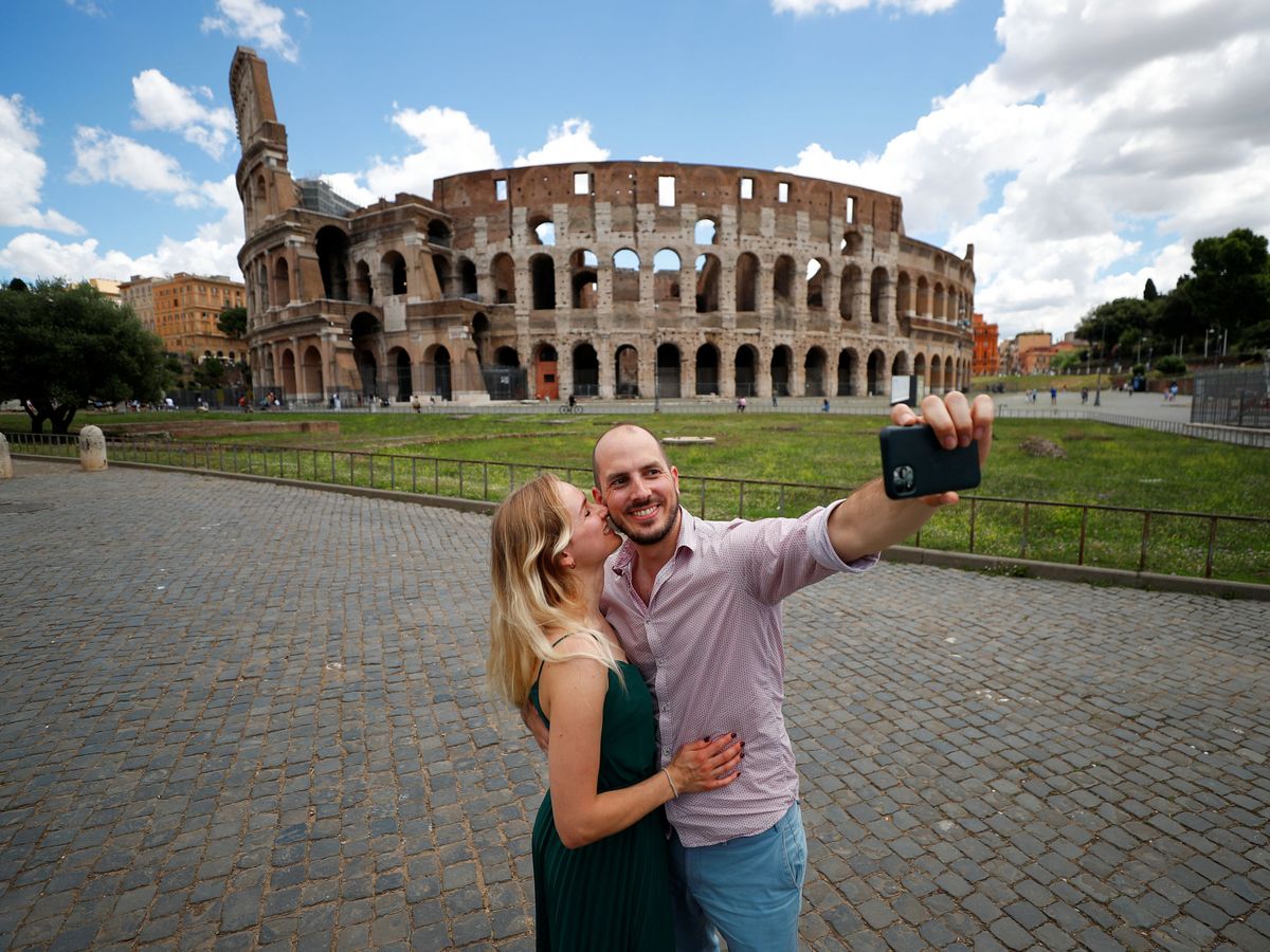 Foto: Dos turistas alemanes, en el Coliseo. (Reuters)