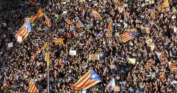 Foto: Manifestación en la plaza Universidad de Barcelona. (EFE)