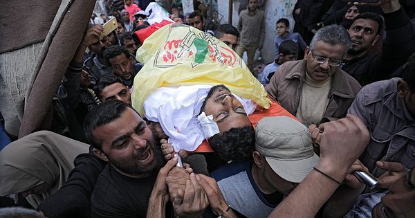 Foto: Funeral de los palestinos muertos durante las protestas en Gaza. (EFE)