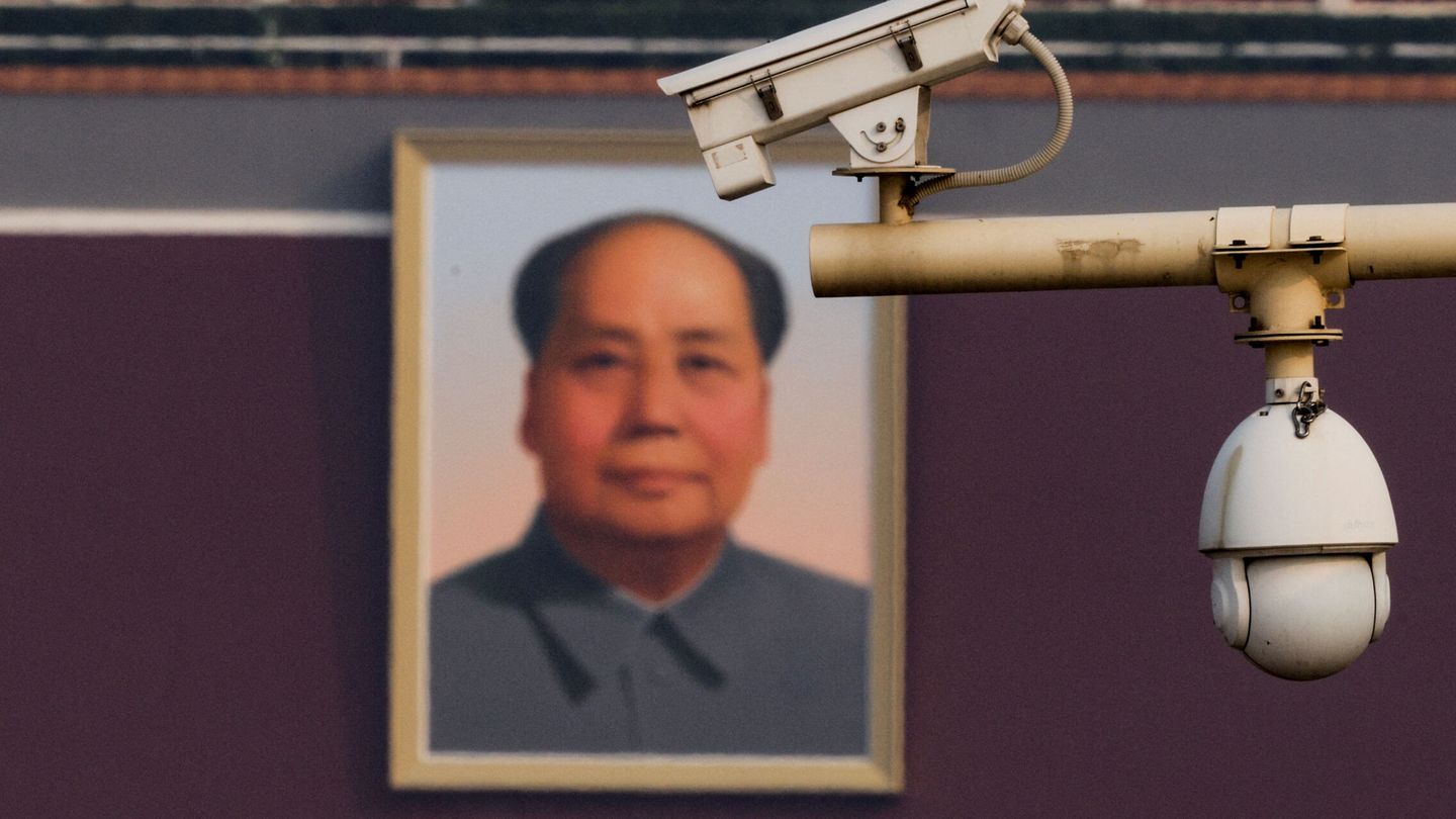 Unas cámaras en la plaza de Tiananmen en Pekín frente a un retrato de Mao. (Reuters)