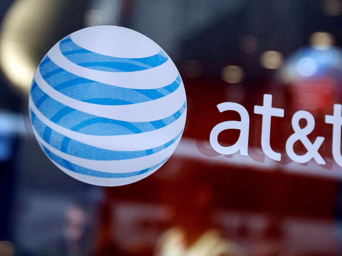 Foto: Logo de AT&T en una de sus tiendas en Nueva York. (Reuters/Archivo/Shannon Stapleton)