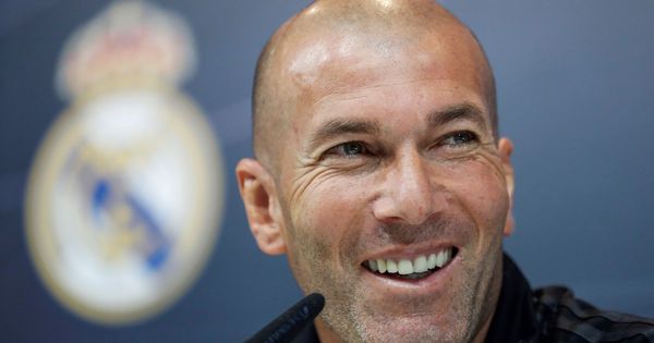 Foto: Zidane sonríe durante una de sus comparecencias como entrenador del Real Madrid. (Efe)