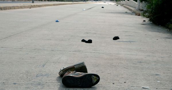 Foto: Zapatos de un inmigrante frente a la valla de Melilla. (EFE)