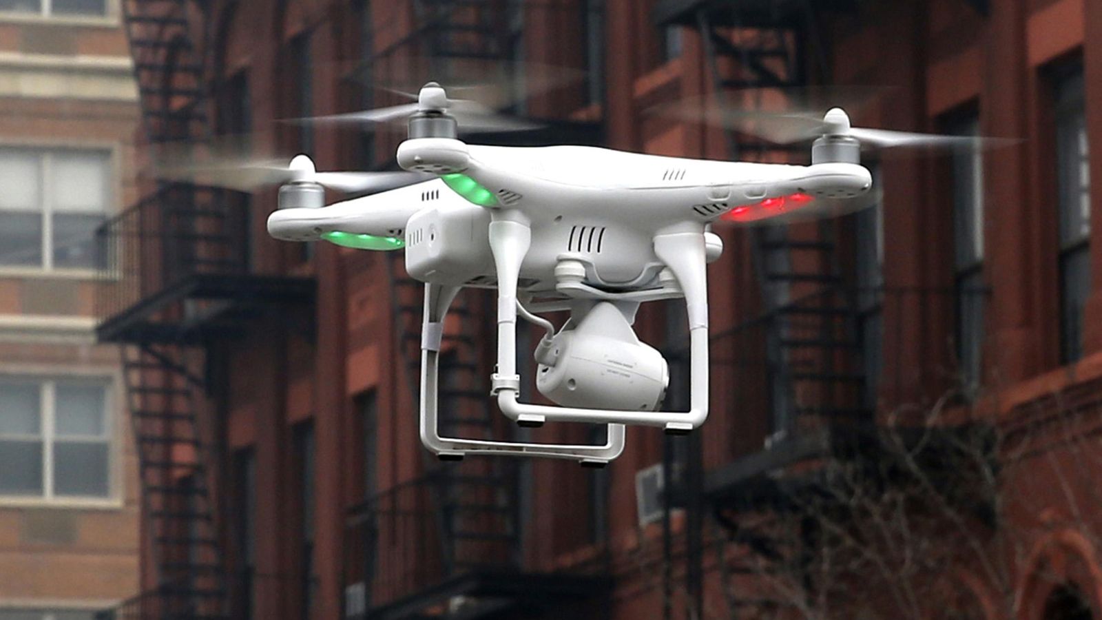 Foto: Drone con una cámara de vigilancia. (Reuters)