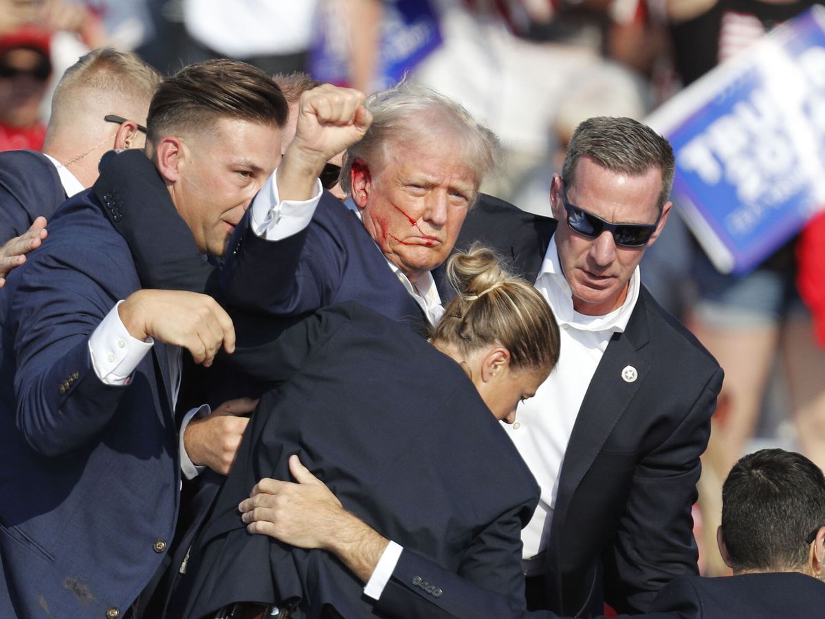 Foto: Trump tras sufrir el intento de atentado contra su vida. (EFE/David Maxwell)