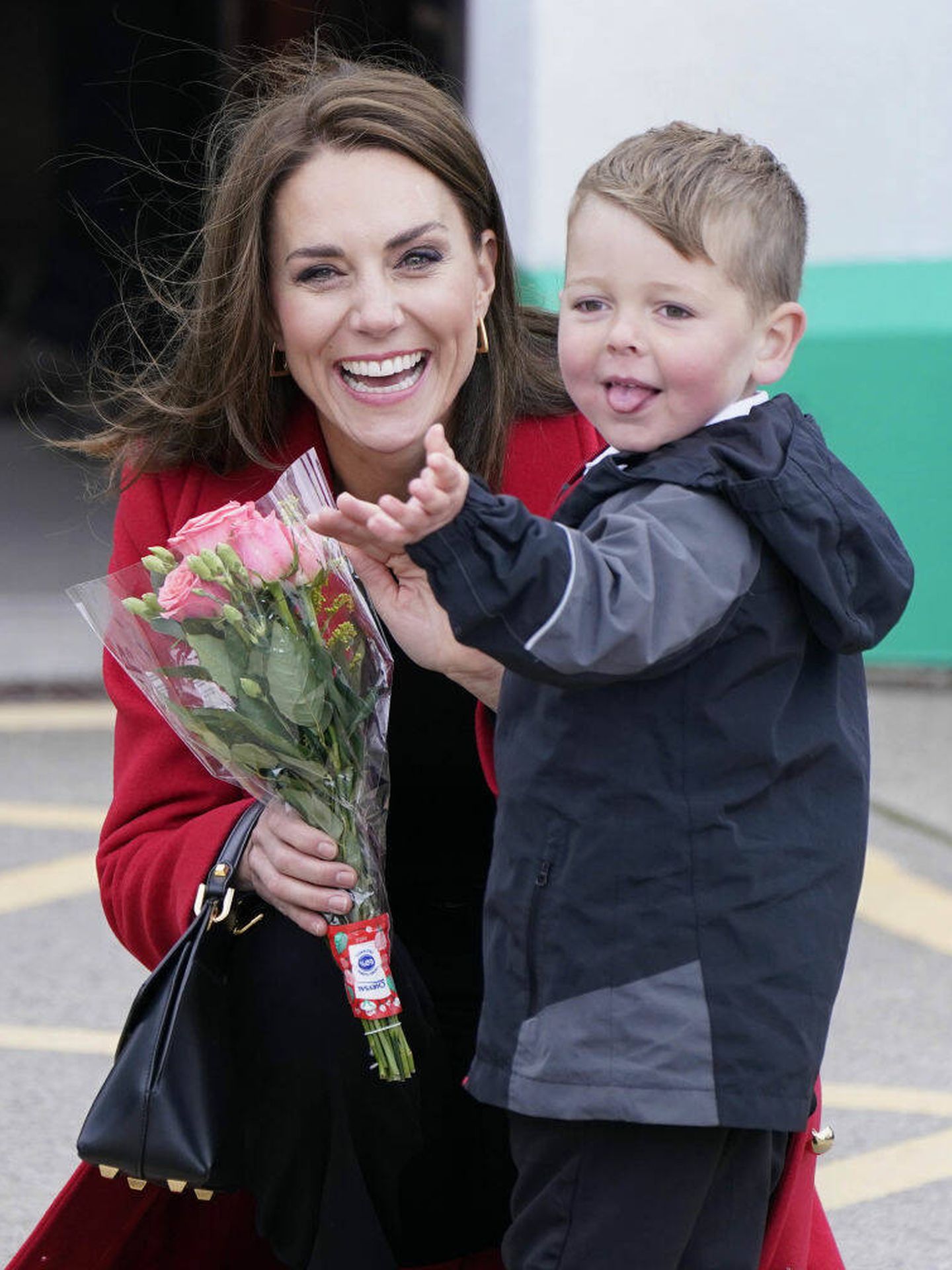 Kate Middleton, con un niño en Gales. (Getty)