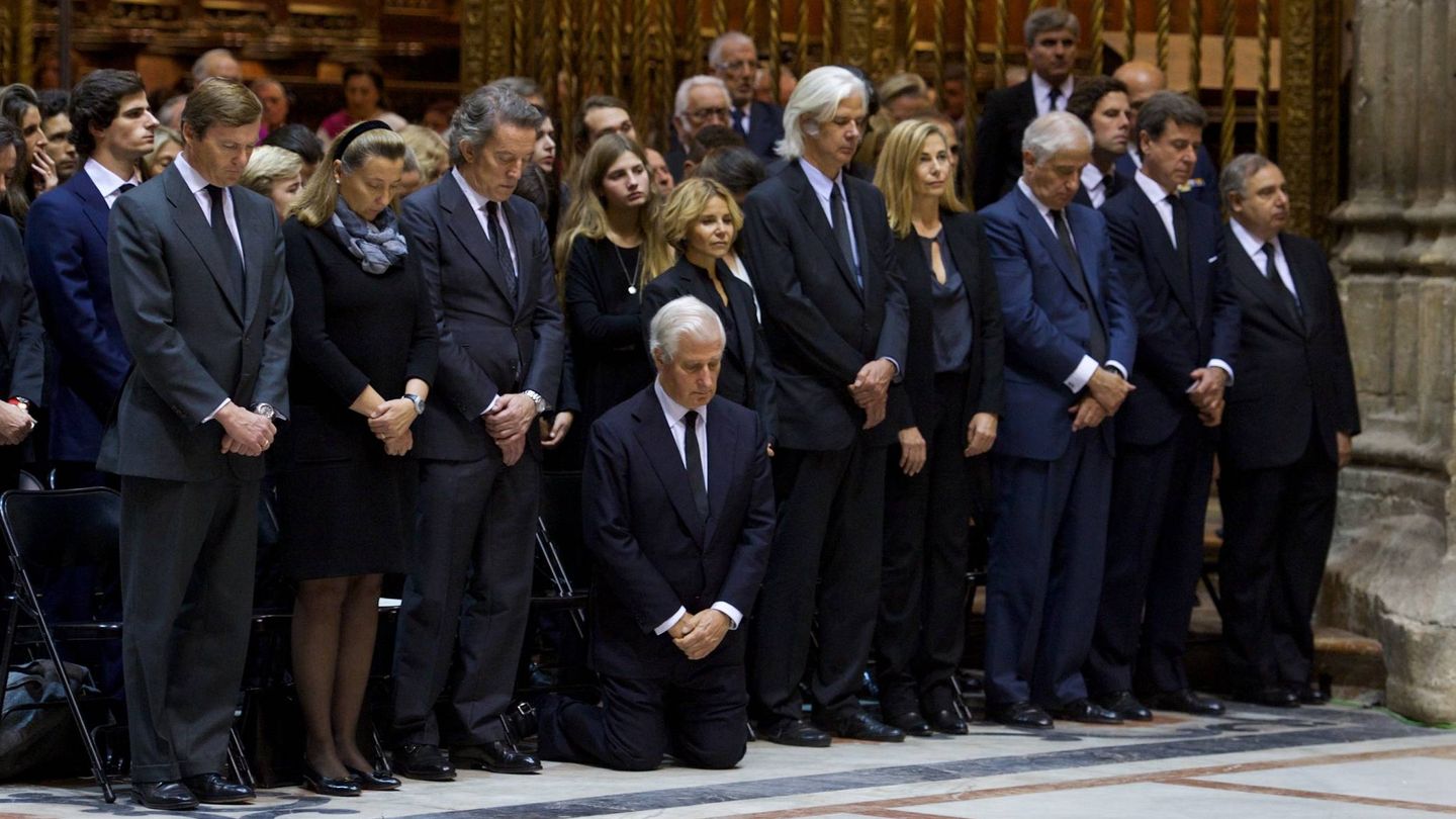 La familia Alba, en el último adiós a la duquesa. Fernando es el primero por la derecha. (Getty)