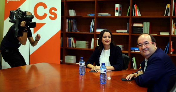 Foto: La líder de Ciudadanos en Cataluña, Inés Arrimadas , junto al primer secretario del PSC, Miquel Iceta. (EFE)