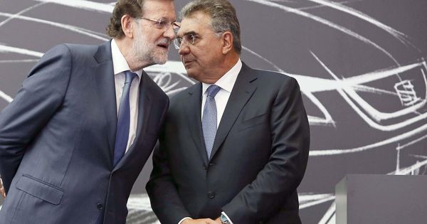 Foto: El presidente del Gobierno, Mariano Rajoy, junto a Francisco Javier García Sanz, en una visita a la fábrica de Seat en Martorell. (EFE)