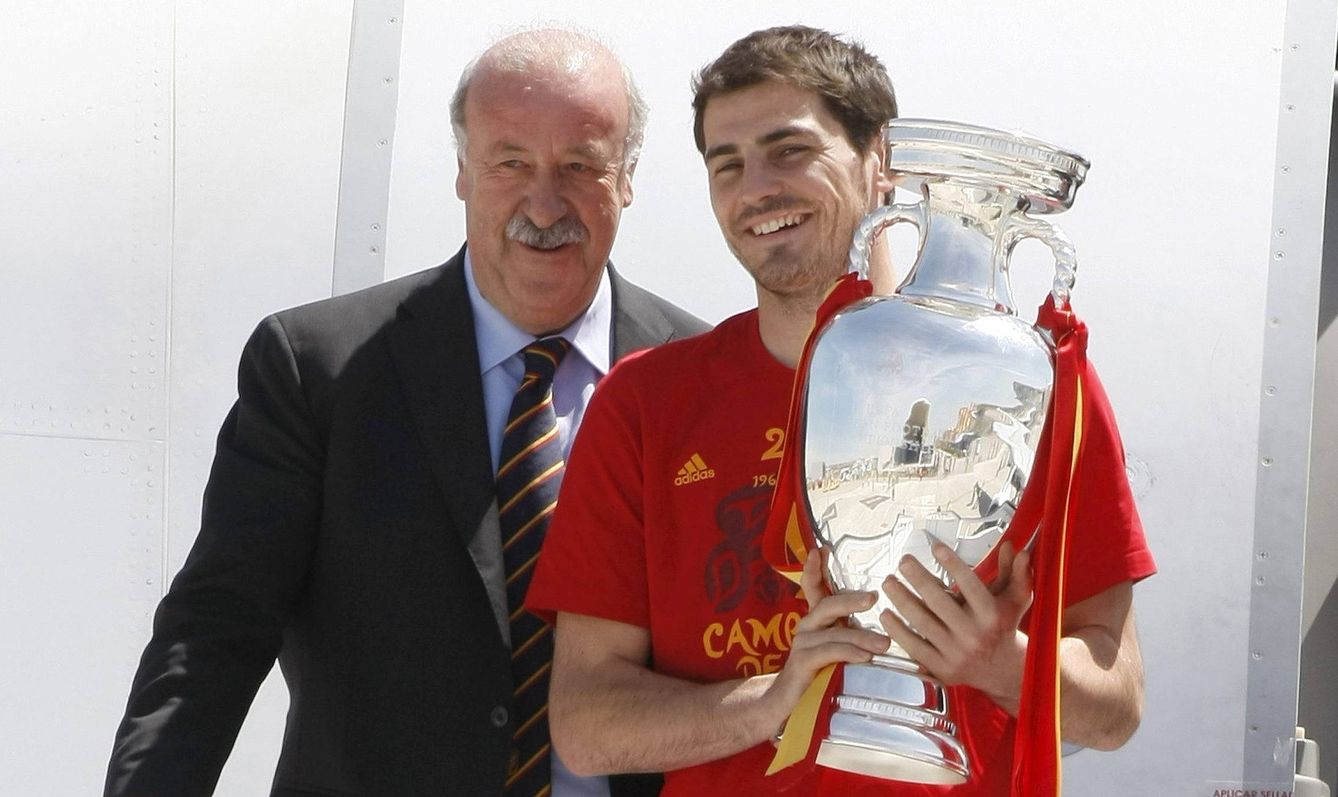 Iker Casillas y Del Bosque con el trofeo de campeones de la Eurocopa (Zipi/EFE)