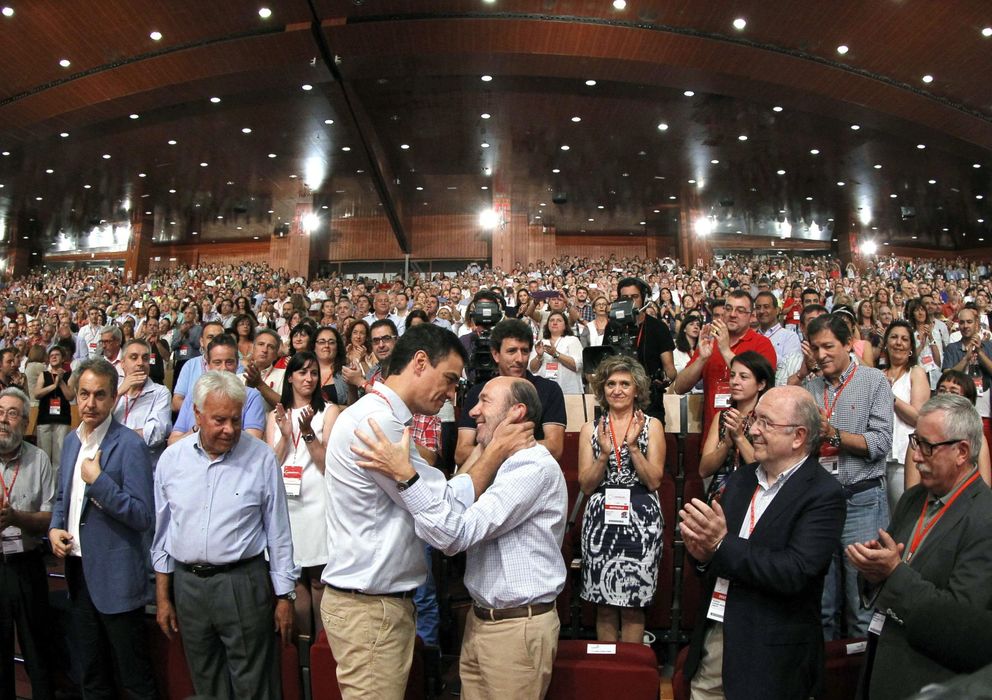 Foto: Pedro Sánchez junto a Rubalcaba, González y Zapatero el pasado mes de julio. (EFE)