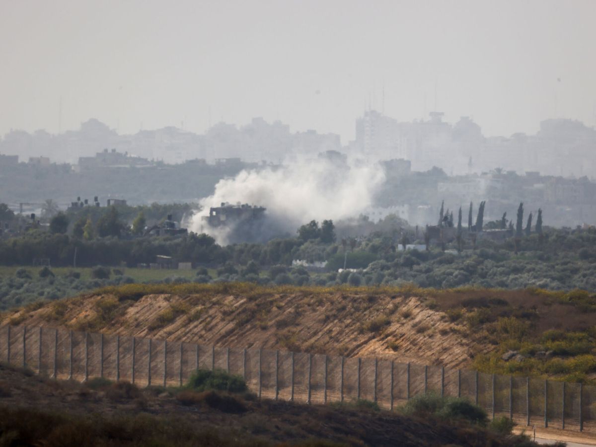 Foto: Tanques israelíes maniobran dentro de la Franja de Gaza el 30 de octubre. (Reuters/Amir Cohen)
