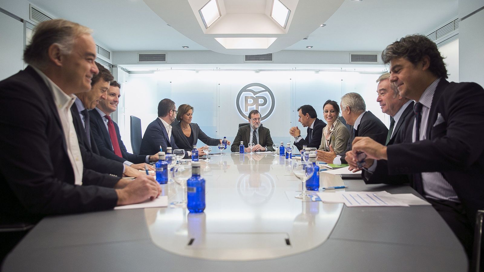 Foto: El presidente del Gobierno y del PP, Mariano Rajoy (fondo), durante una reunión del comité de dirección del partido. (EFE)