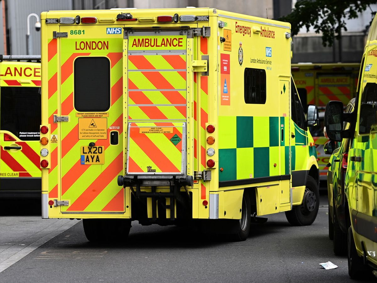 Foto: Ambulancias a las afueras del hospital británico Royal London. (EFE/Andy Rain)