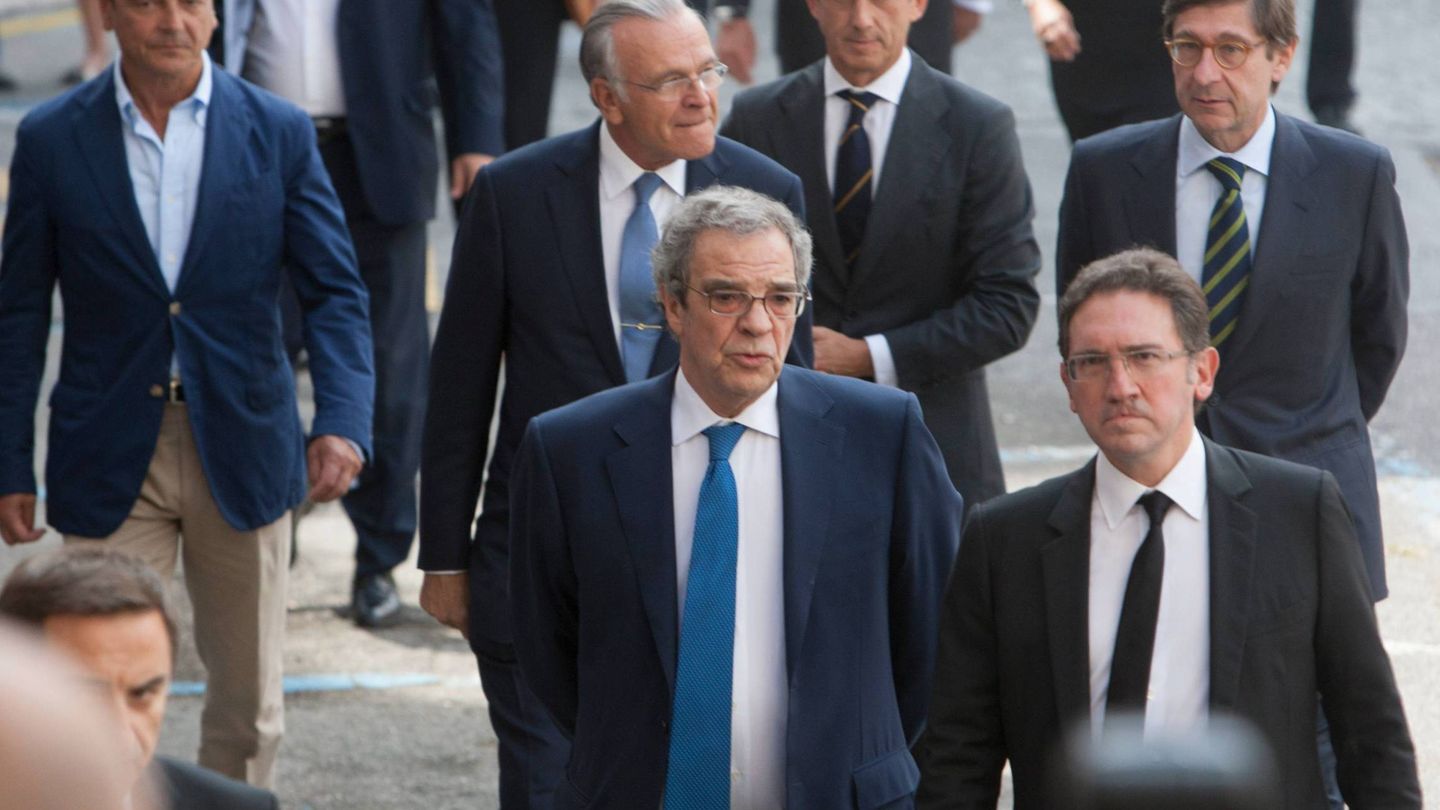 Fainé y Goirigolzarri, detrás de César Alierta, durante el funeral de Emilio Botín en Santander. (Cordon Press)