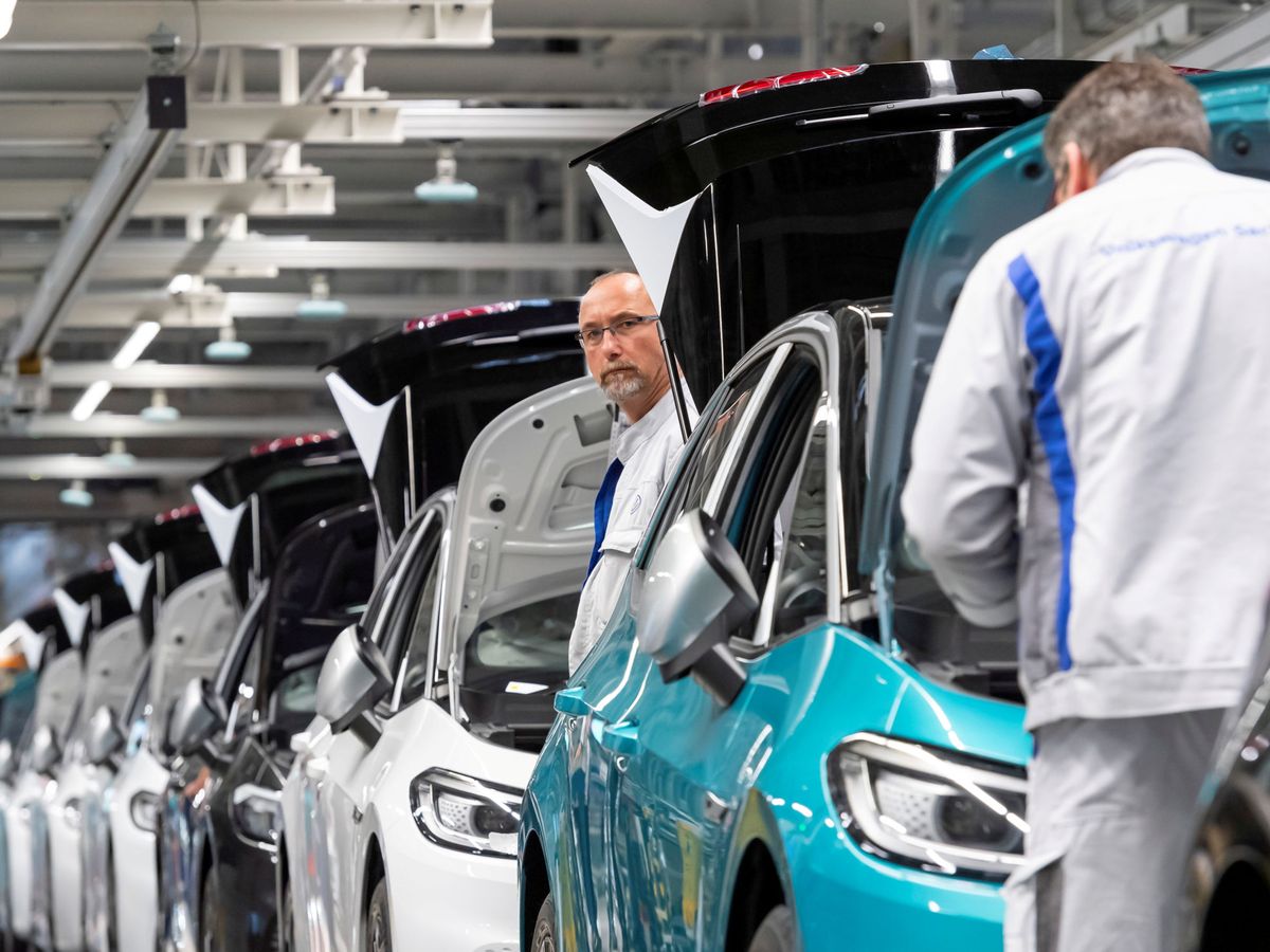 Foto: Trabajadores en una fábrica de Volkswagen (Reuters)
