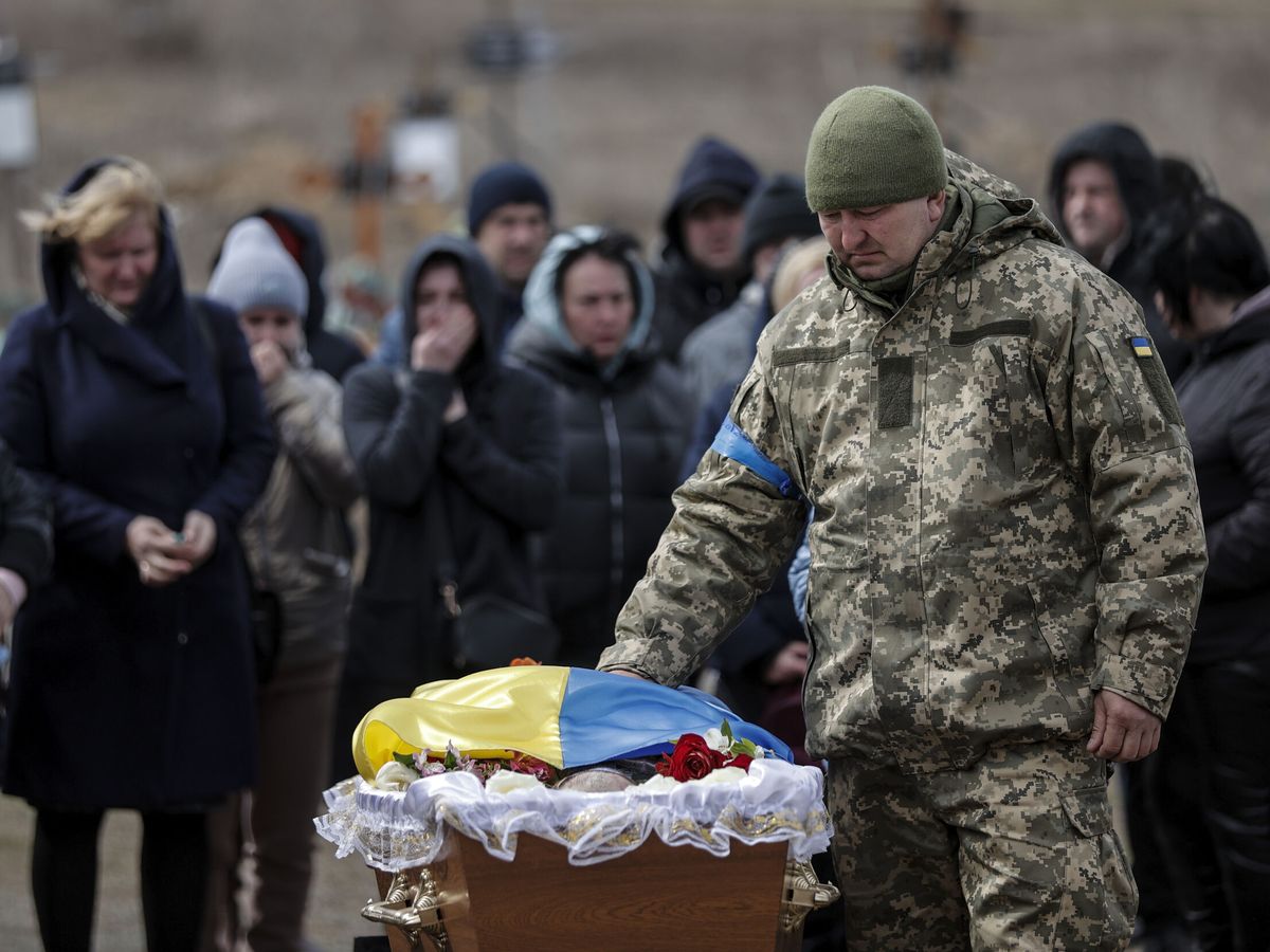 Foto: Entierro de un soldado ucraniano veterano del Donbás. (EFE/Manuel Bruque)